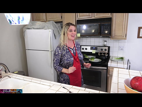❤️ Matrigna che lo munge in cucina prima del suo appuntamento Video di sessoal it.appassistance.ru ❌️