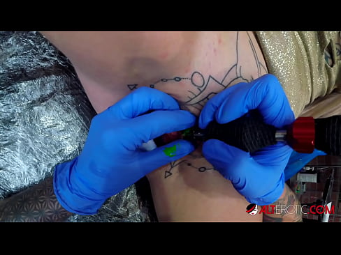 ❤️ Estremamente tatuato hottie Sully Savage ottenuto un tatuaggio sul suo clitoride Video di sessoal it.appassistance.ru ❌️